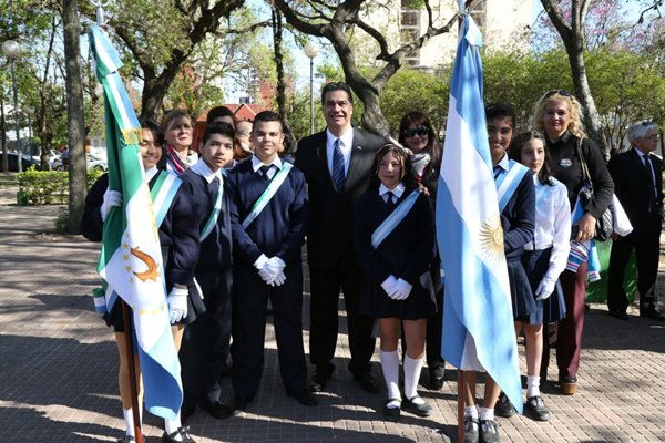 A seis a os de la creaci n se celebr el d a de la Bandera del