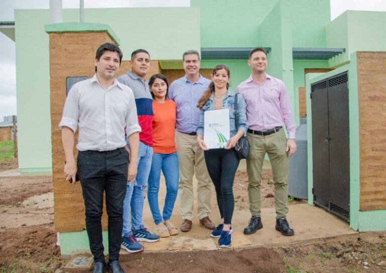 Derecho a la casa propia Capitanich entreg 50 viviendas para