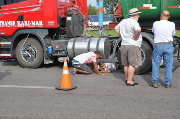 Accidente entre una moto y un cami n en el acceso norte a