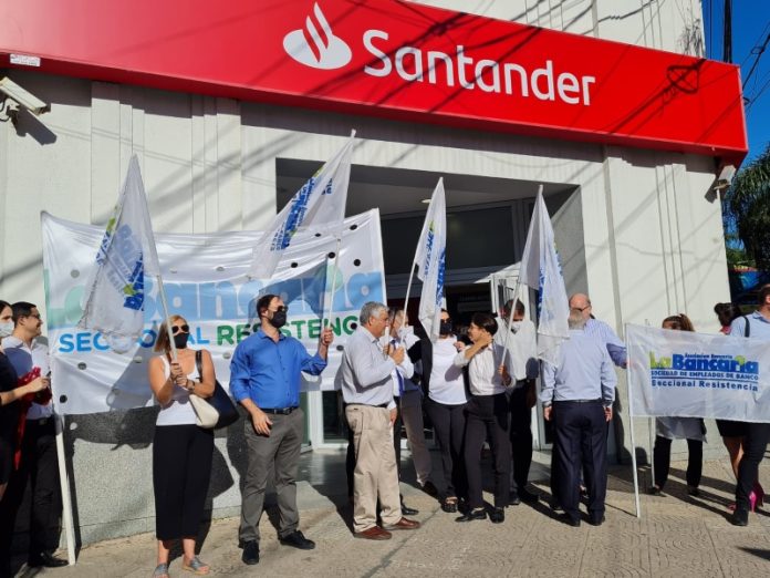 Bancarios se movilizaron al Banco Santander en el marco de un paro